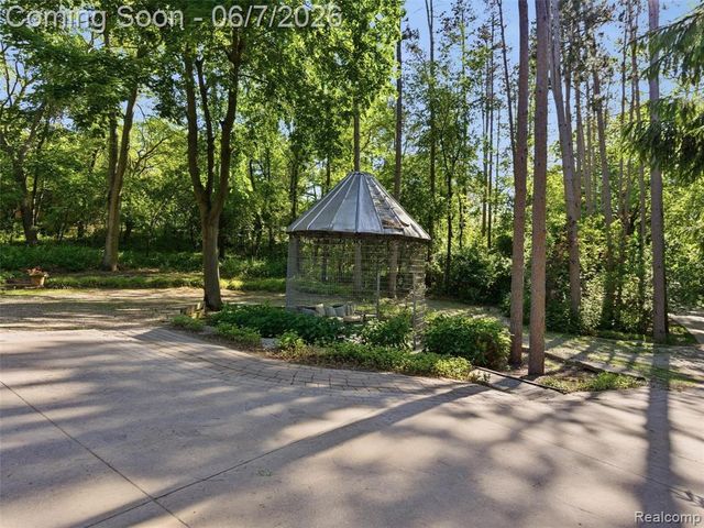 202 Nakomis Trail, Lake Orion, MI 48362