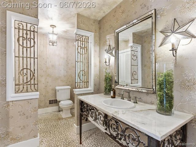 202 Nakomis Trail, Lake Orion, MI 48362