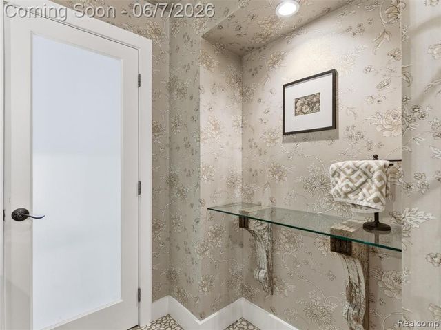 202 Nakomis Trail, Lake Orion, MI 48362