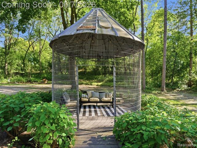 202 Nakomis Trail, Lake Orion, MI 48362