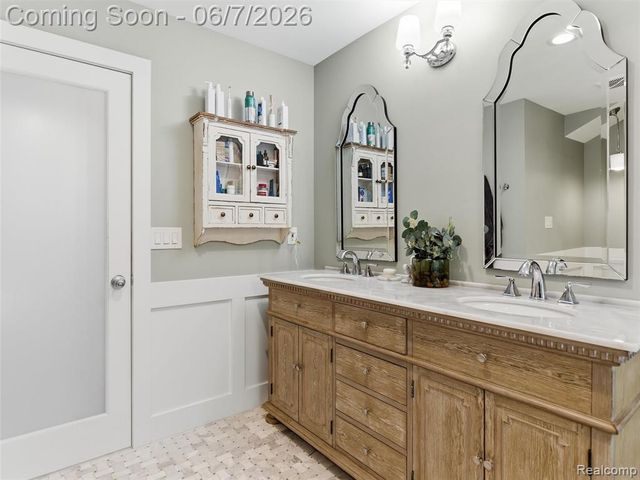 202 Nakomis Trail, Lake Orion, MI 48362