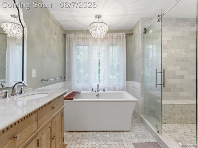 202 Nakomis Trail, Lake Orion, MI 48362