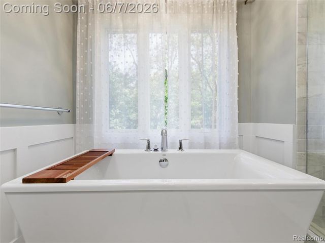 202 Nakomis Trail, Lake Orion, MI 48362