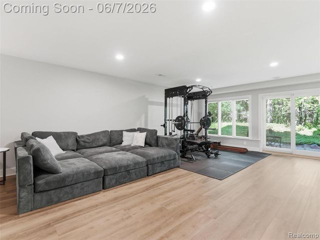 202 Nakomis Trail, Lake Orion, MI 48362