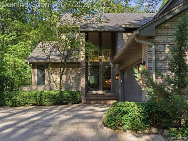 202 Nakomis Trail, Lake Orion, MI 48362