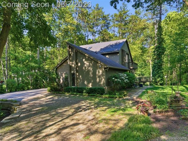 202 Nakomis Trail, Lake Orion, MI 48362