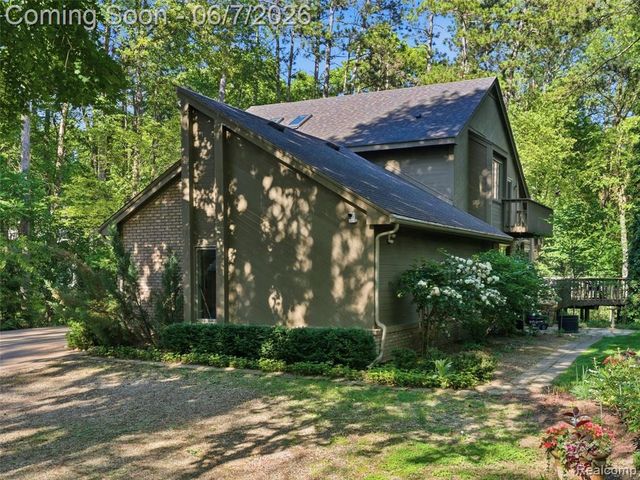 202 Nakomis Trail, Lake Orion, MI 48362