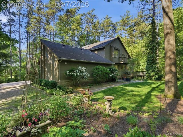 202 Nakomis Trail, Lake Orion, MI 48362
