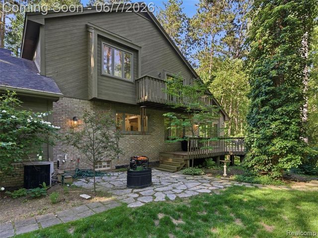 202 Nakomis Trail, Lake Orion, MI 48362