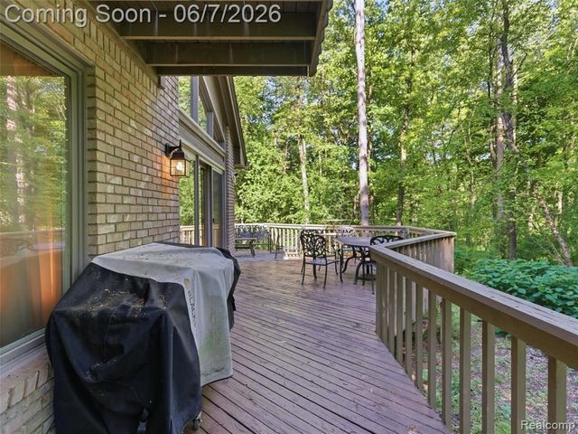 202 Nakomis Trail, Lake Orion, MI 48362