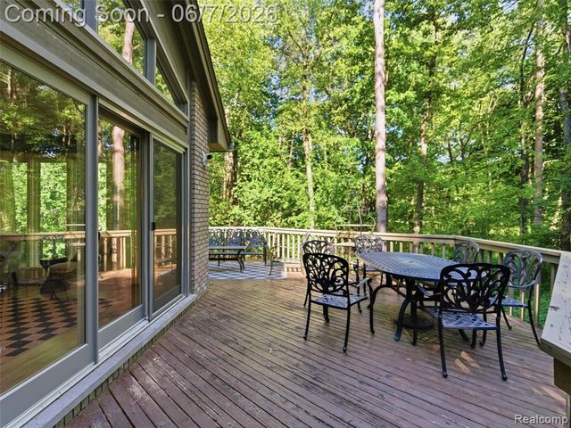 202 Nakomis Trail, Lake Orion, MI 48362