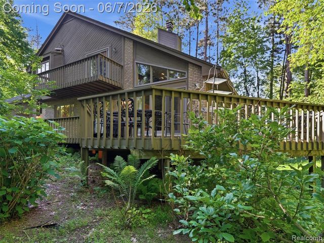 202 Nakomis Trail, Lake Orion, MI 48362