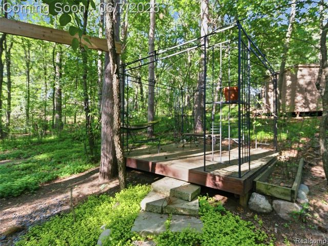 202 Nakomis Trail, Lake Orion, MI 48362
