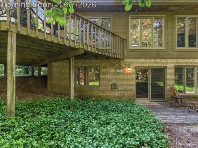 202 Nakomis Trail, Lake Orion, MI 48362