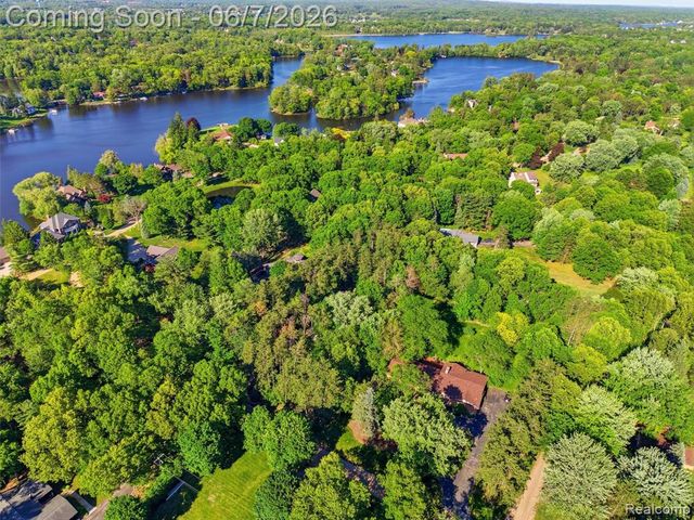 202 Nakomis Trail, Lake Orion, MI 48362