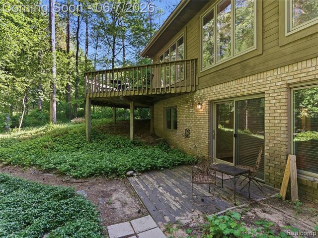 202 Nakomis Trail, Lake Orion, MI 48362