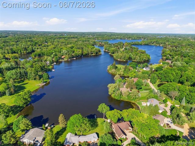 202 Nakomis Trail, Lake Orion, MI 48362