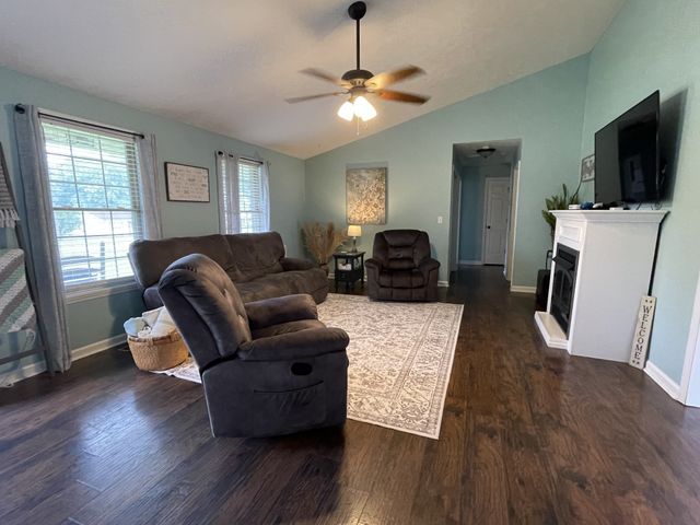 647 Chitwood Dr, Lafayette, TN 37083