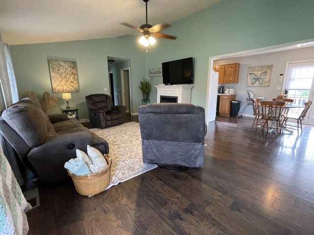 647 Chitwood Dr, Lafayette, TN 37083