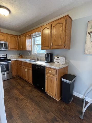 647 Chitwood Dr, Lafayette, TN 37083