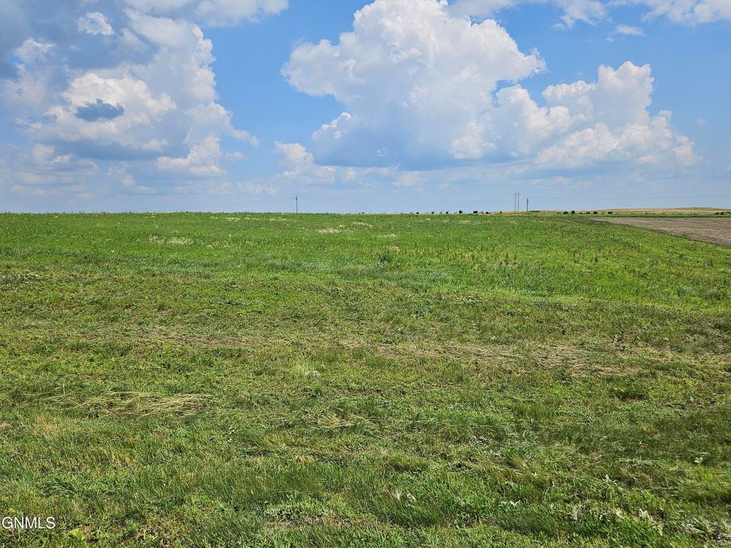 4550 Trailblazer Loop, Mandan, ND 58554 photo 2