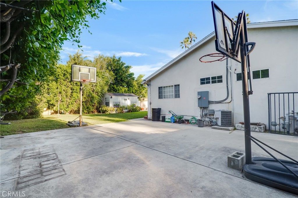 Image 51 of property listing at 10238 Tunney, Northridge, CA 91324