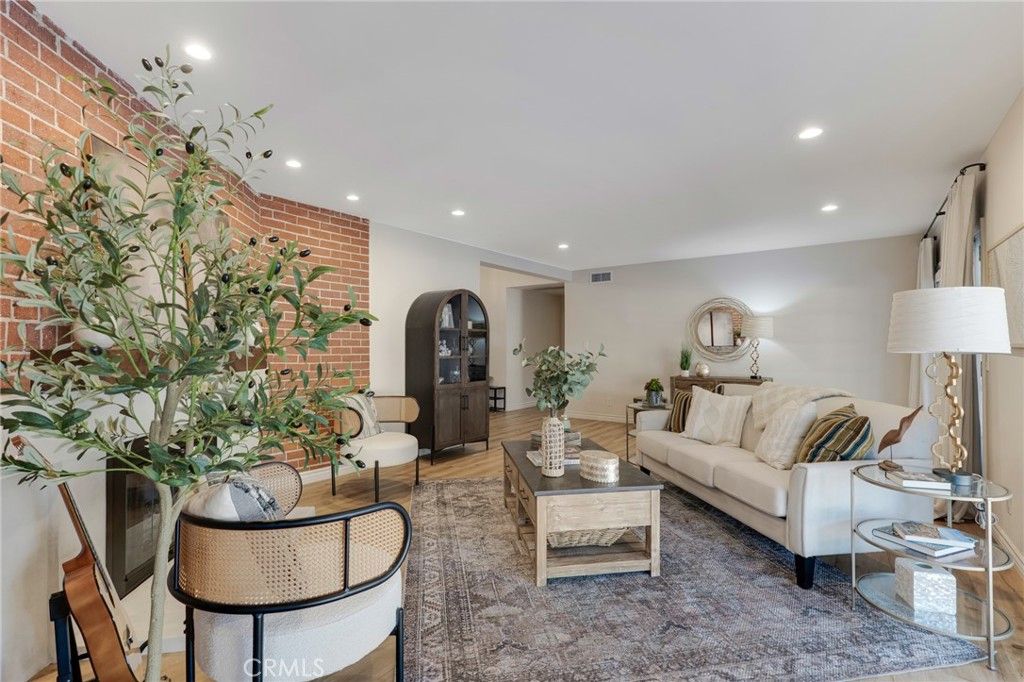 Image 6 of property listing at 10238 Tunney, Northridge, CA 91324