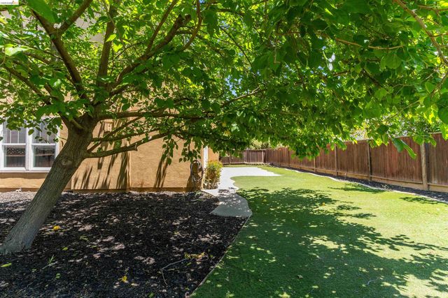 60 Narcissus Ct, Oakley, CA 94561