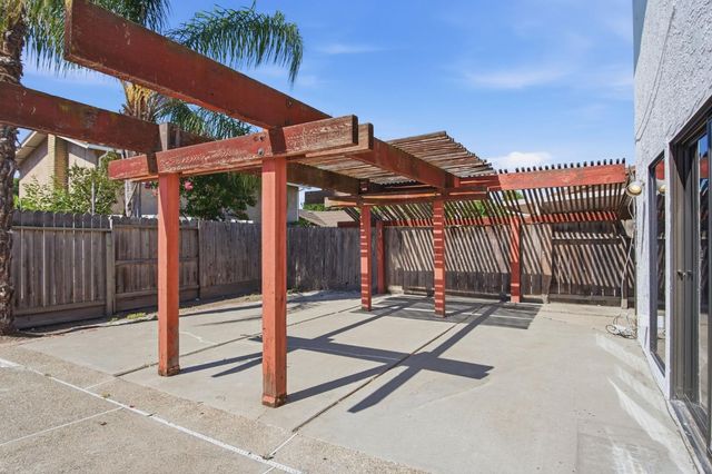 1018 Goldenoak Way, Stockton, CA 95209