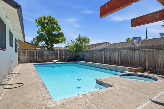 1018 Goldenoak Way, Stockton, CA 95209