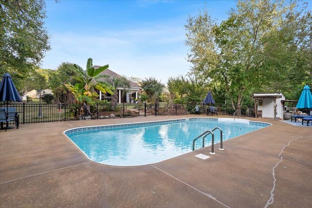 21 Crescent Ridge Dr, Hattiesburg, MS 39402