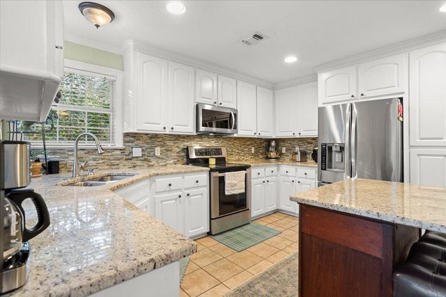 21 Crescent Ridge Dr, Hattiesburg, MS 39402