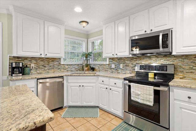 21 Crescent Ridge Dr, Hattiesburg, MS 39402