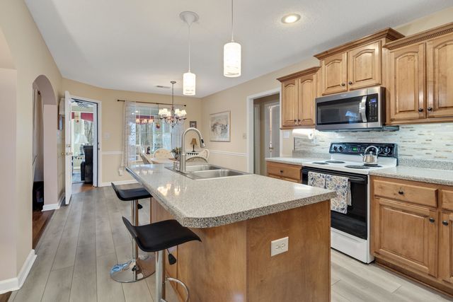 20 BROOKHAVEN LN, Oakland, TN 38060