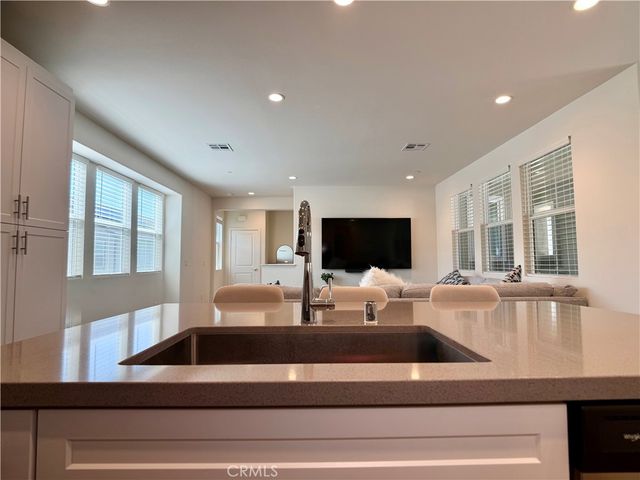 16064 Jamie 8, Fontana, CA 92336