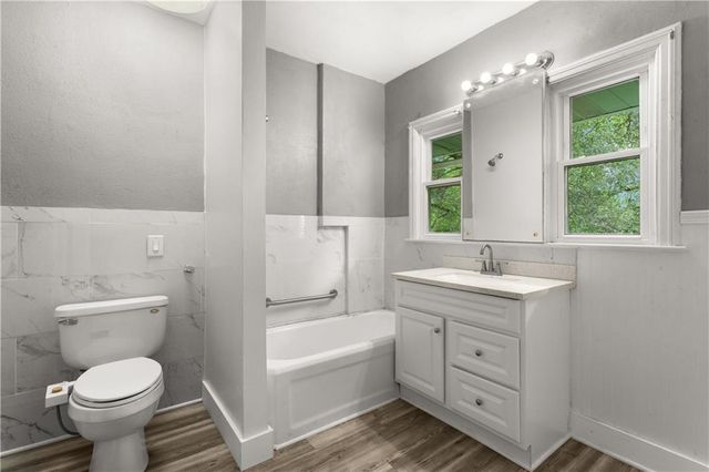 2843 Parkwood Boulevard, Kansas City, KS 66104
