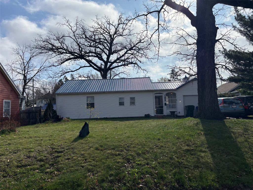 1052 Daniels Street NE, Cedar Rapids, IA 52402