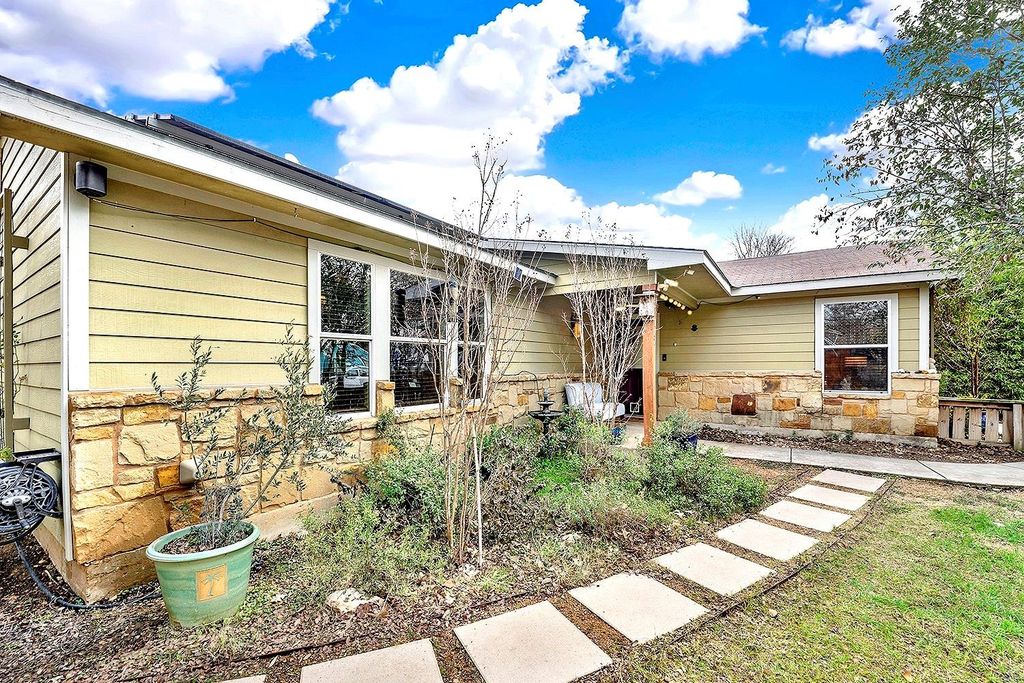 117 S Wilson ST, San Marcos, TX 78666