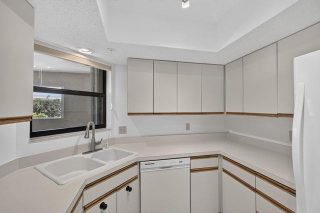 700 Uno Lago Drive 403, Juno Beach, FL 33408