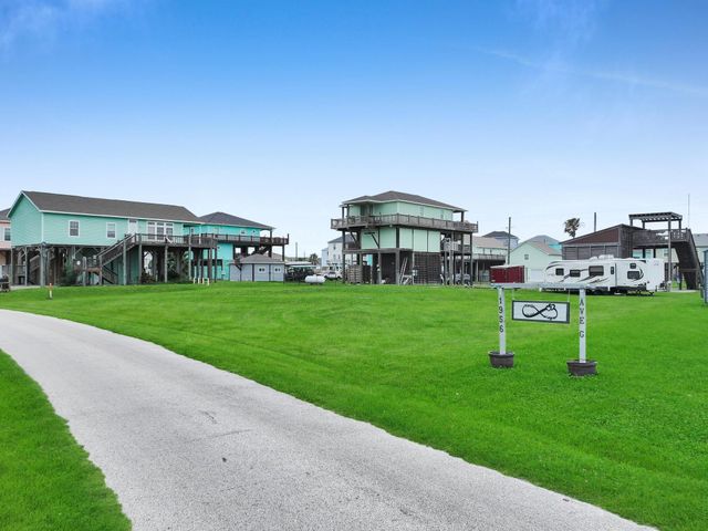 1958 Avenue G, Crystal Beach, TX 77650