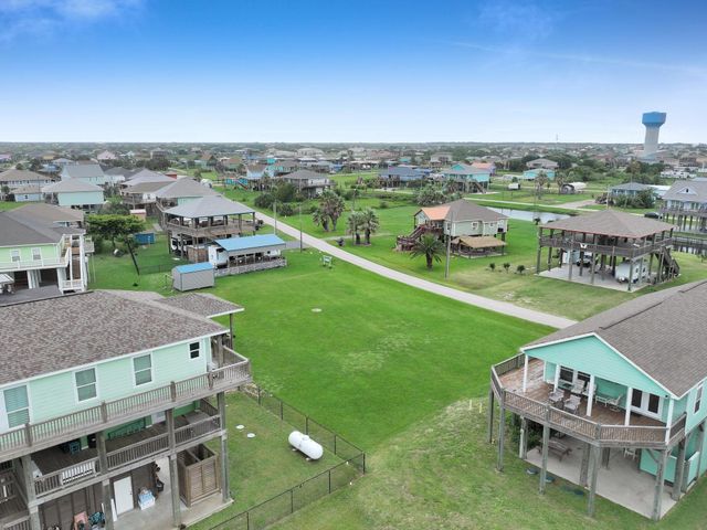 1958 Avenue G, Crystal Beach, TX 77650