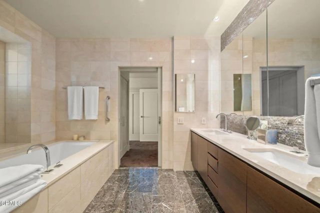 900 W Olympic Boulevard 36J, Los Angeles, CA 90015