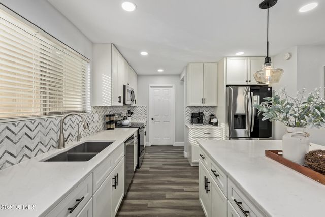 10617 W DALEY Lane, Peoria, AZ 85383