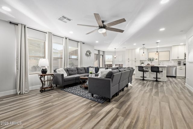 10617 W DALEY Lane, Peoria, AZ 85383