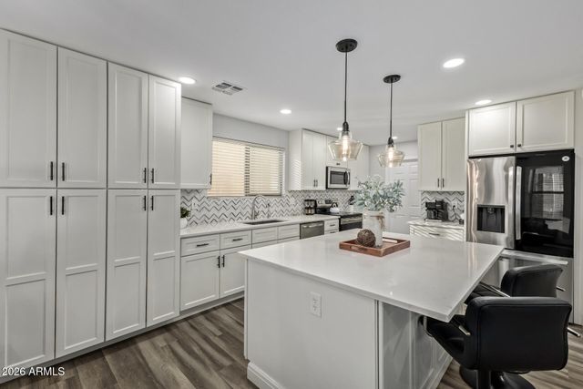 10617 W DALEY Lane, Peoria, AZ 85383