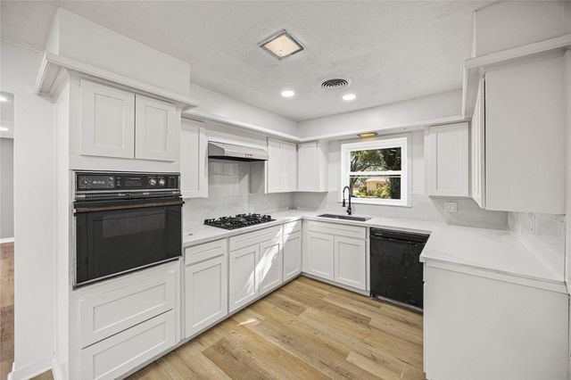 10259 Old Orchard Road, La Porte, TX 77571