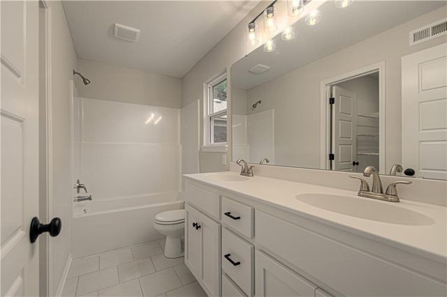 10139 N Poplar Avenue, Kansas City, MO 64156