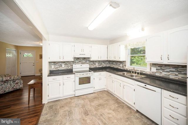 1406 LAKEVIEW PKWY, Locust Grove, VA 22508