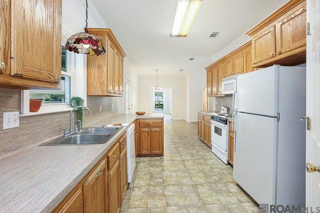 9175 Edna Ln, Gonzales, LA 70737
