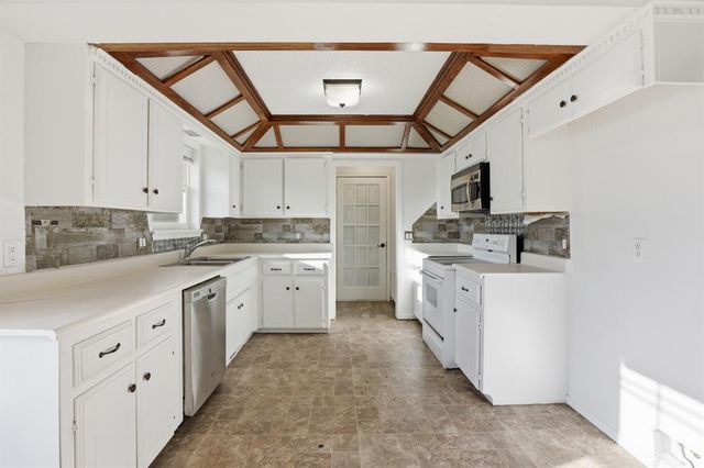 895 Quail Creek Drive, Blanchard, OK 73010